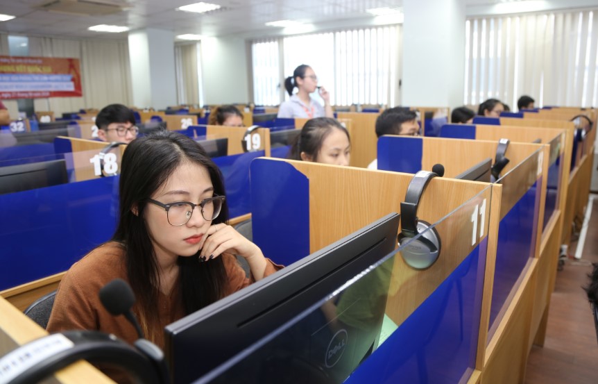 Do sự hạn chế của hiển thị màn hình máy tính, khi làm bài Reading thí sinh sẽ gặp khó khăn khi phải liên tục kéo lên kéo xuống để có thể đọc đề